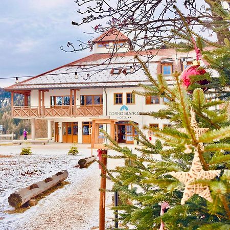 Hotel Corno Bianco ノーヴァ・ポネンテ エクステリア 写真