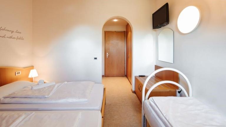Hotel Corno Bianco ノーヴァ・ポネンテ エクステリア 写真