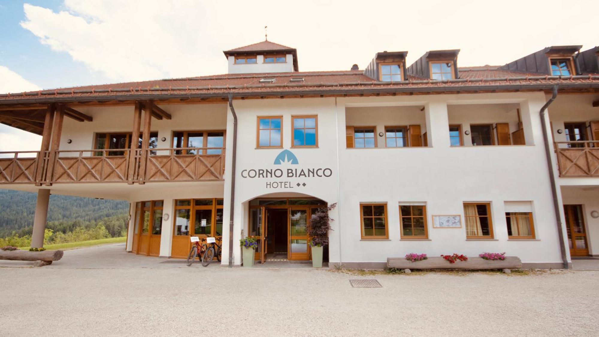 Hotel Corno Bianco ノーヴァ・ポネンテ エクステリア 写真