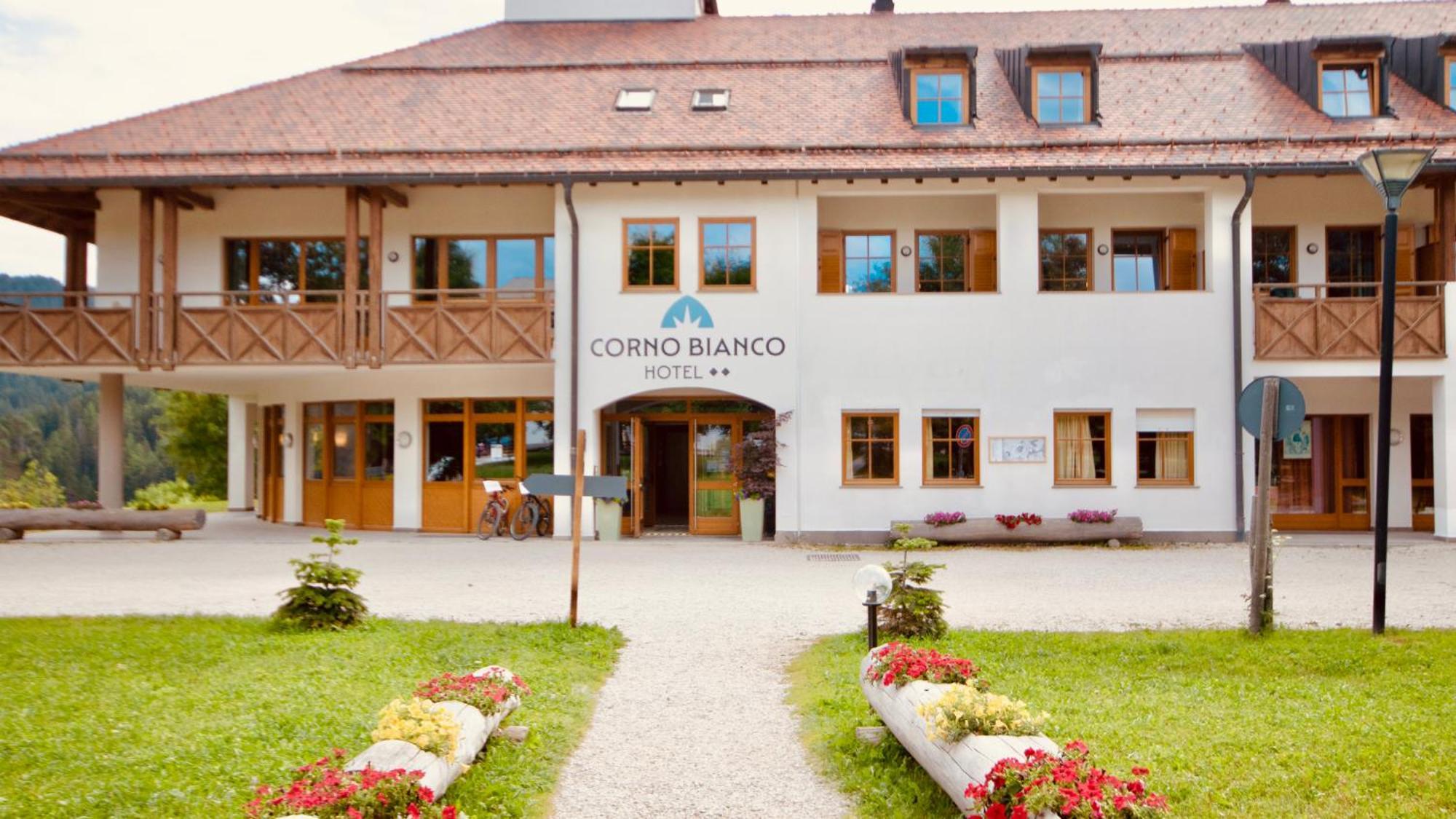 Hotel Corno Bianco ノーヴァ・ポネンテ エクステリア 写真