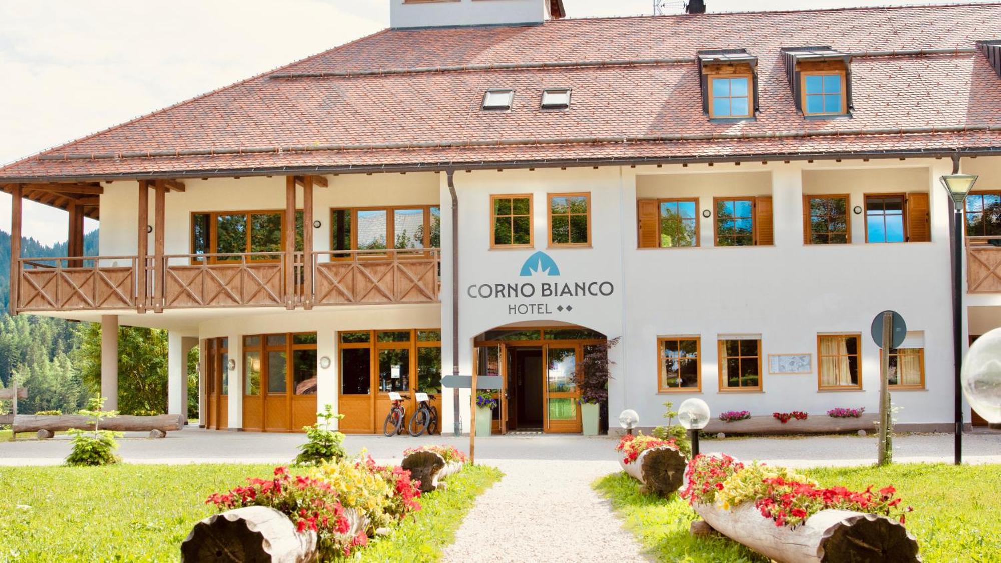 Hotel Corno Bianco ノーヴァ・ポネンテ エクステリア 写真