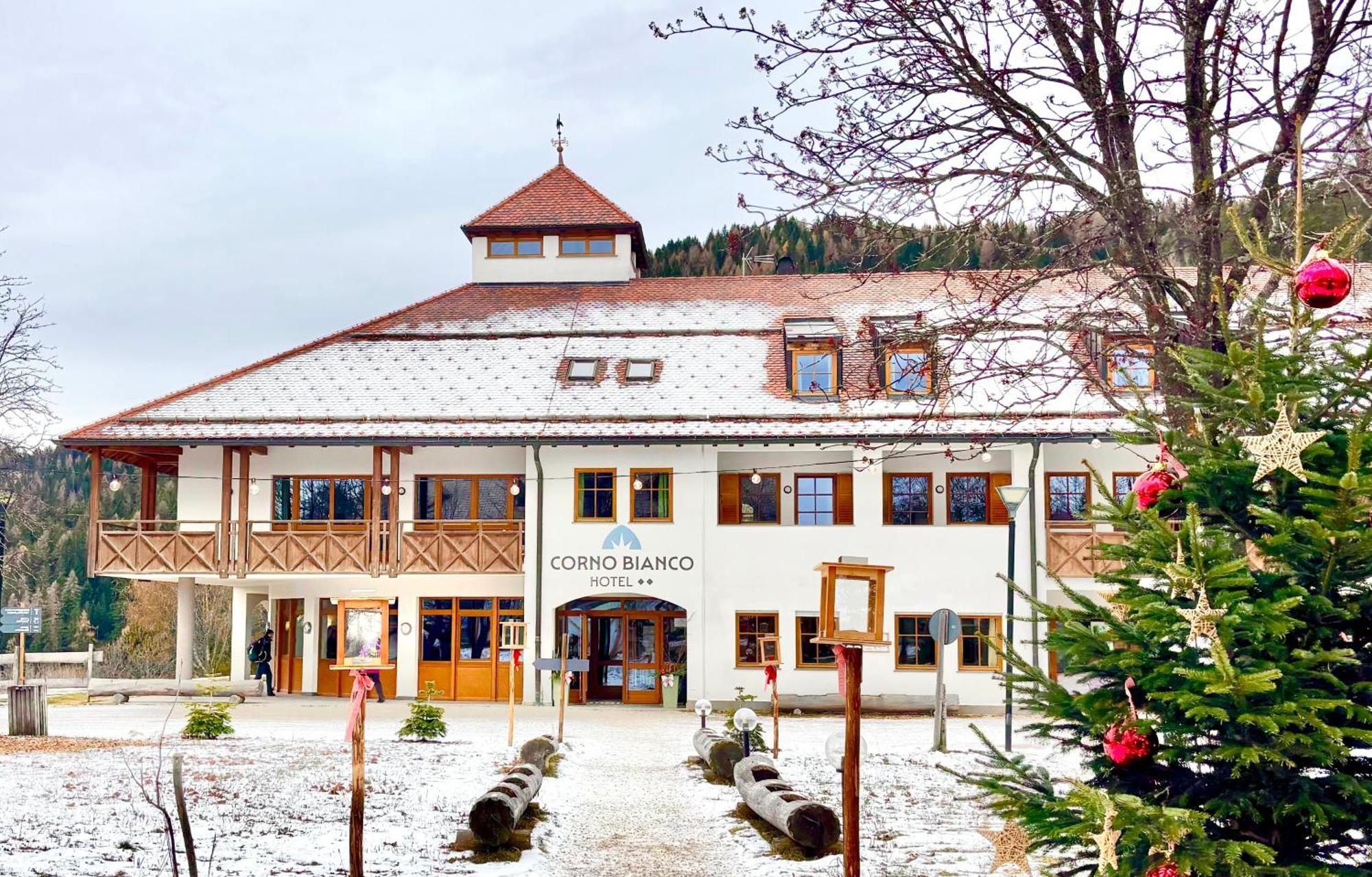 Hotel Corno Bianco ノーヴァ・ポネンテ エクステリア 写真